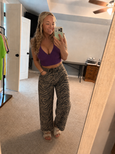 Load image into Gallery viewer, Zebra barrel jeans