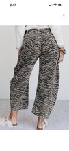 Load image into Gallery viewer, Zebra barrel jeans