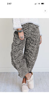 Load image into Gallery viewer, Zebra barrel jeans